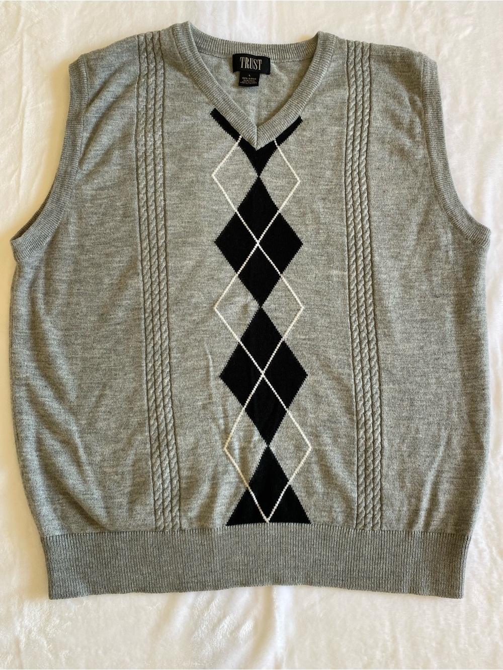 Trust Men’s Gray V-Neck Sweater Vest Black White Argyle Dimond Pattern Size L